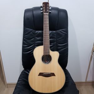 guitar trung bay