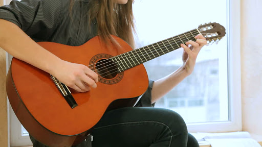 chon dan guitar cho nu