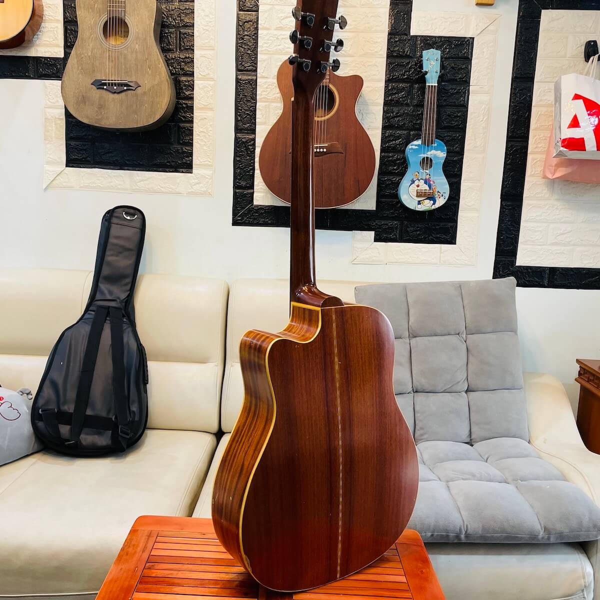 Guitar cũ mặt Thông lưng hông Hồng Đào sơn mờ2